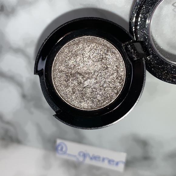 Noblesse Oblige Pressed Pigments Eyeshadow Collection MAC - Picture 5 of 16